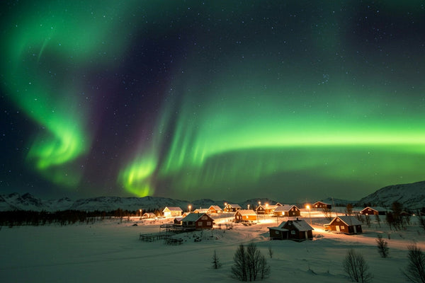 Où voir les aurores boréales à Noël : les plus beaux hôtels en Laponie, Norvège et Islande, du luxe au petit budget