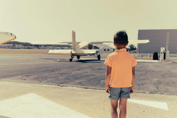 Les indispensables pour voyager en avion avec des enfants : la checklist qui a vraiment fait ses preuves