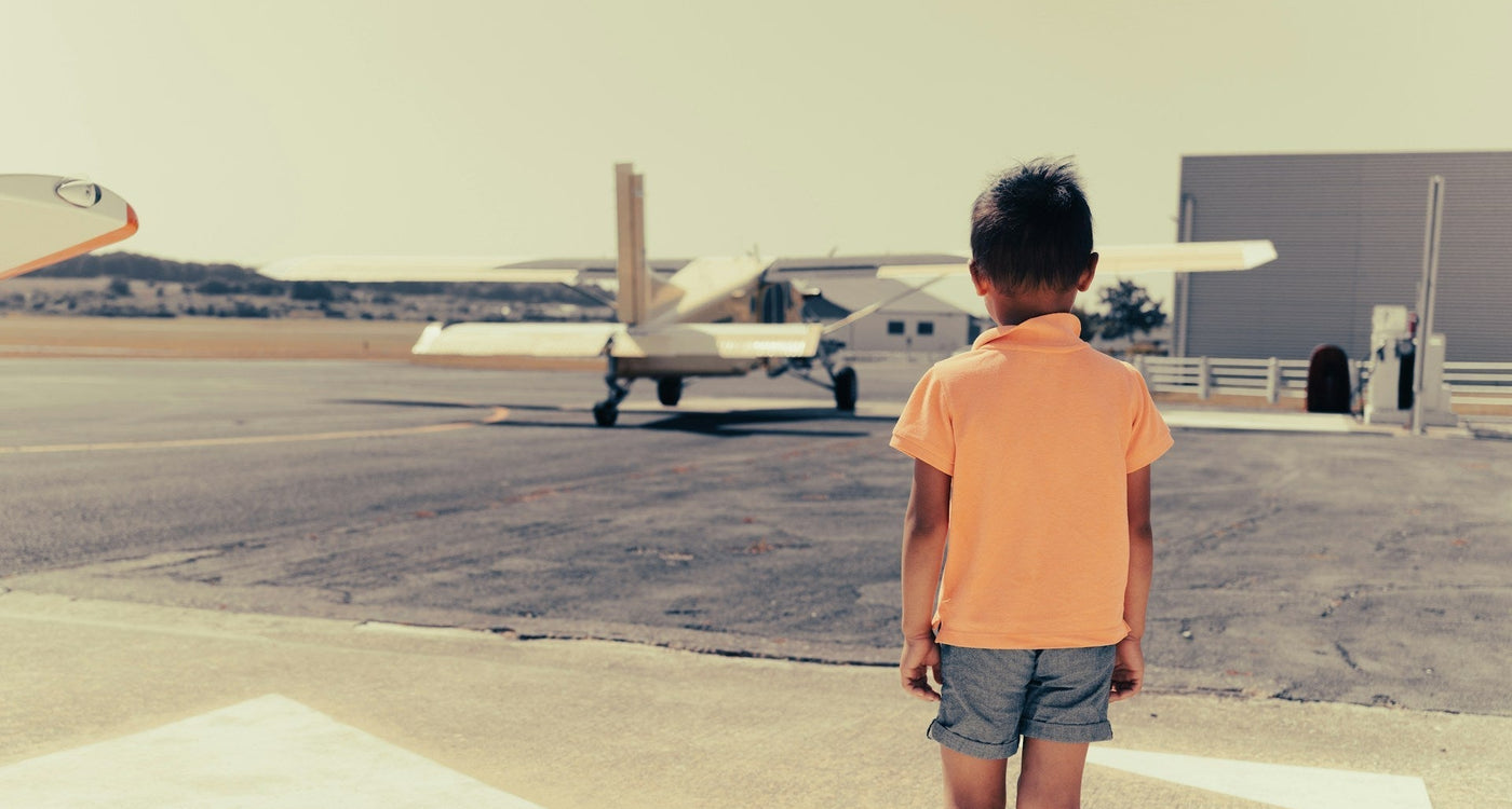 Les indispensables pour voyager en avion avec des enfants : la checklist qui a vraiment fait ses preuves