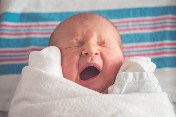 Comment gérer le jet-lag avec bébé? Conseils des pros